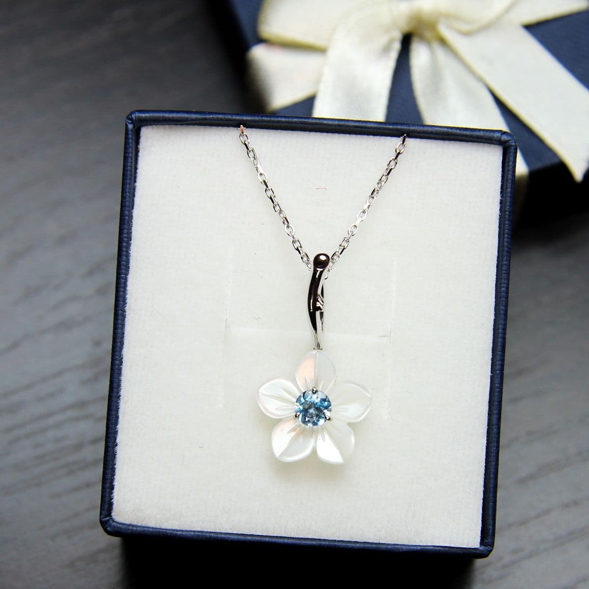 Подвеска Fleur от GEMGALLERY из белого золота с перламутром и аквамарином