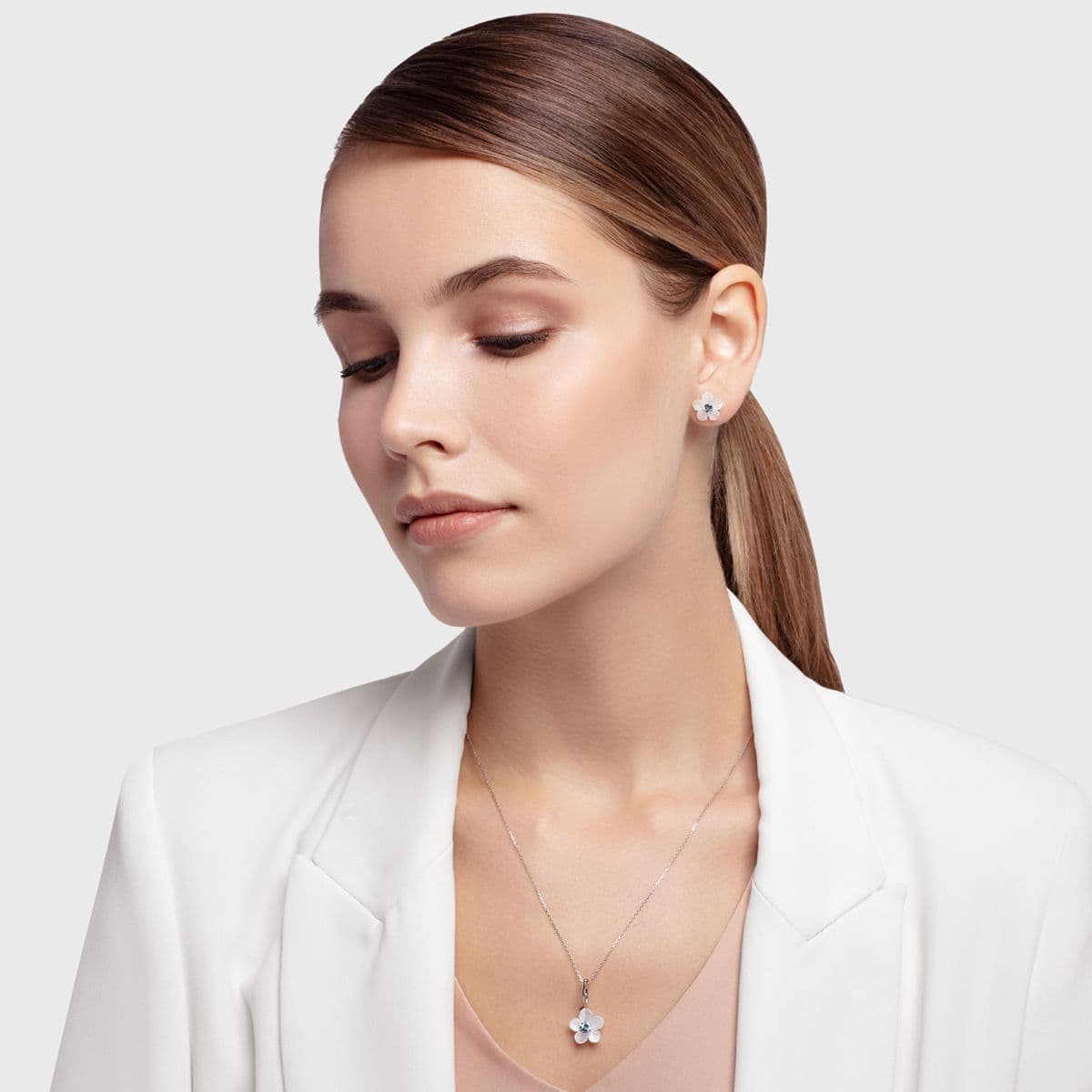 Золотые серьги Fleur с перламутром и аквамарином от GEMGALLERY
