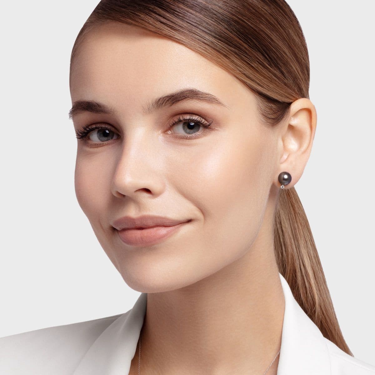 Серьги-пусеты Agnes от GEMGALLERY из белого золота с жемчугом Таити и бриллиантами